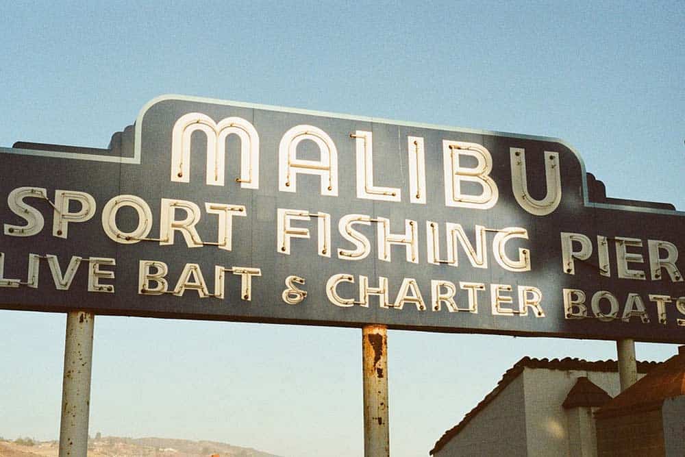 Schild an der Malibu-Seebrücke am Pier Schild an der Malibu-Seebrücke am Pier