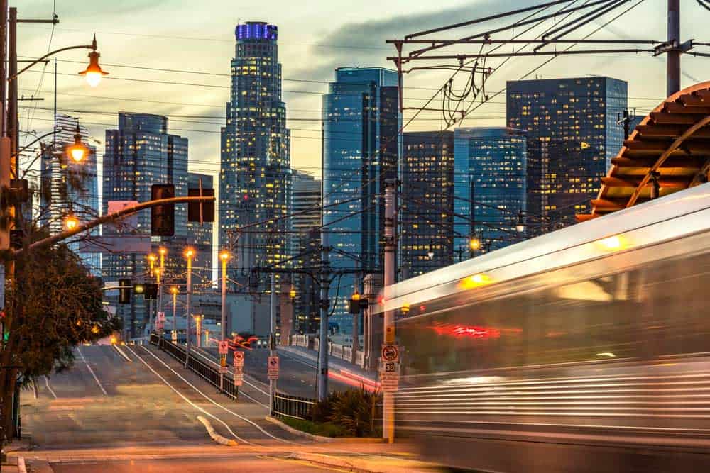 Los Angeles Skyline mit Subway Train (depositphotos.com)